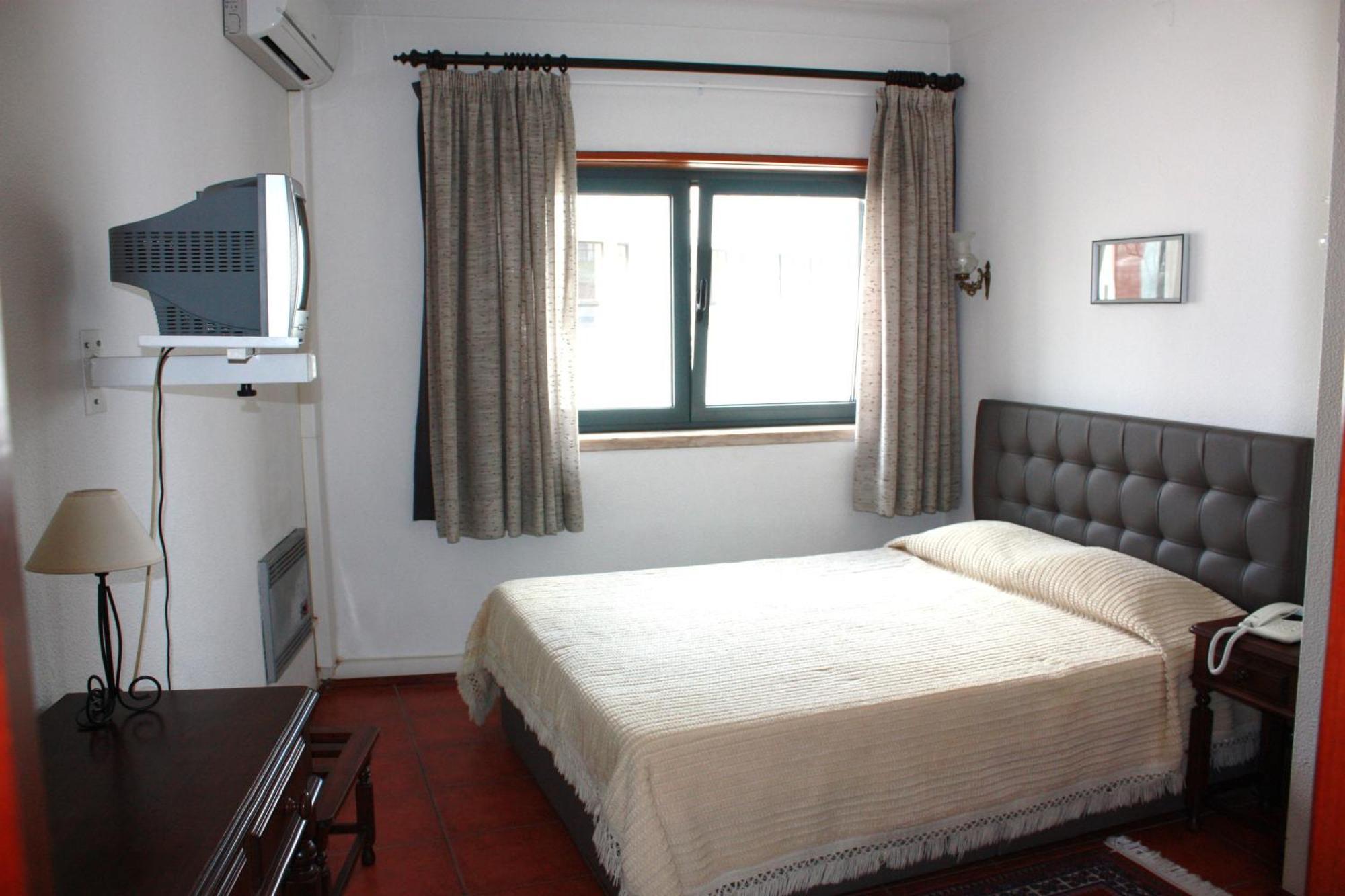 Hotel Dona Leonor Caldas Da Rainha Room photo